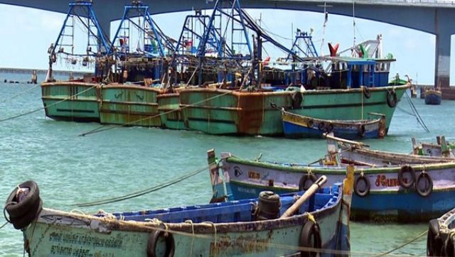 16 Tamil Nadu fishermen arrested by Sri Lankan Navy 16 Tamil Nadu fishermen arrested by Sri Lankan Navy