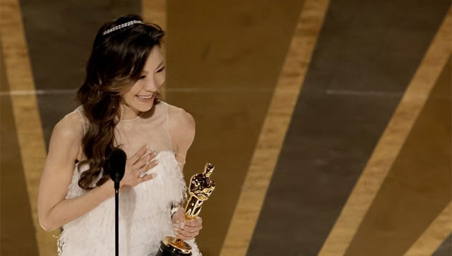 Michelle Yeoh makes history, becomes the first Asian actress to win the Oscar Michelle Yeoh makes history, becomes the first Asian actress to win the Oscar