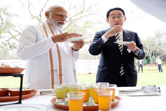 WATCH: Japanese PM Fumio Kishida tries golgappas with PM Modi in New Delhi WATCH: Japanese PM Fumio Kishida tries golgappas with PM Modi in New Delhi