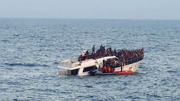 Migrant boat with 400 people onboard adrift between Greece and Malta