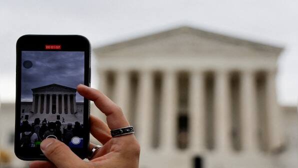US Supreme Court to decide legality of govt officials blocking critics on Twitter, Facebook