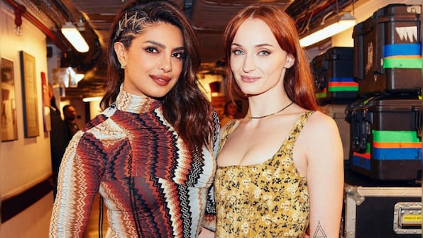 Priyanka Chopra-Sophie Turner pose together at the Jonas Brothers' concert
