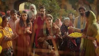 Did you know Dimple Kapadia cracked her finger during the shoot of Saas, Bahu aur Flamingo?