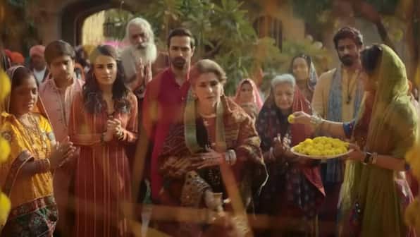 Did you know Dimple Kapadia cracked her finger during the shoot of Saas, Bahu aur Flamingo?