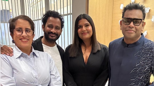 Guneet Monga poses with Kartiki Gonsalves, AR Rahman and Resul Pookutty; internet says 'Gang of Oscars'