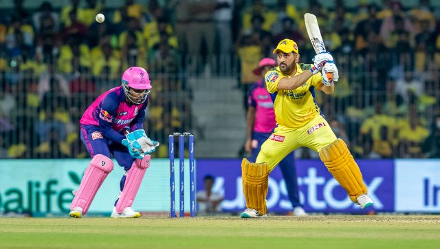 Dhoni nursing a knee injury, his movement hindered, reveals CSK coach Stephen Fleming Dhoni nursing a knee injury, his movement hindered, reveals CSK coach Stephen Fleming
