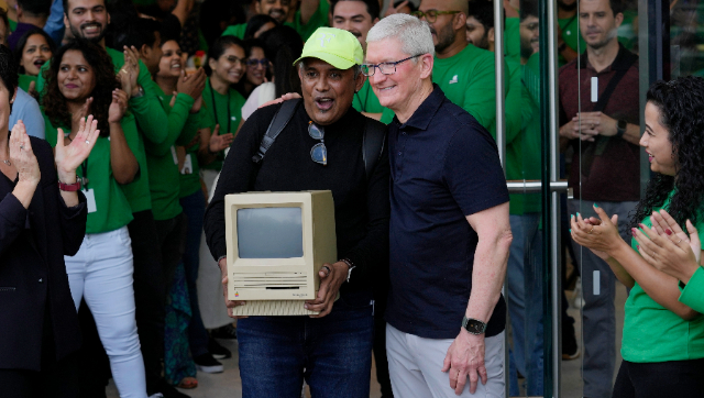 Die-hard Apple fan brings his Macintosh SE from 1984 to Apple BKC Mumbai, shows it to Tim Cook Die-hard Apple fan brings his Macintosh SE from 1984 to Apple BKC Mumbai, shows it to Tim Cook