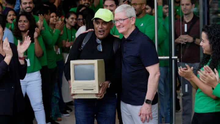 Die-hard Apple fan brings his Macintosh SE from 1984 to Apple BKC Mumbai, shows it to Tim Cook