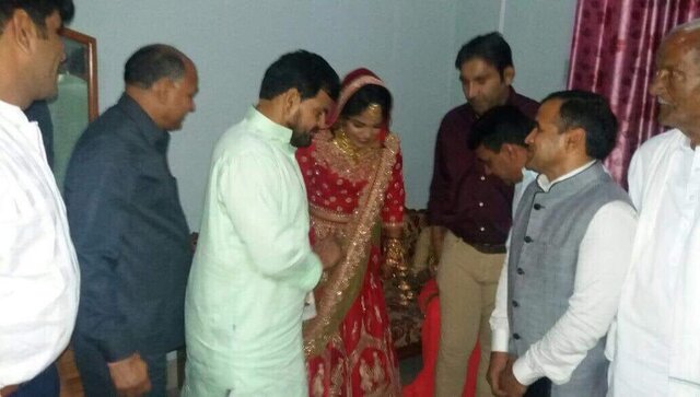 Wrestlers' protest: Sakshi Malik's wedding picture with Brij Bhushan Sharan Singh sparks controversy Wrestlers' protest: Sakshi Malik's wedding picture with Brij Bhushan Sharan Singh sparks controversy