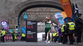 London Marathon: Sifan Hassan stages dramatic victory as Kelvin Kiptum wins in 2nd-fastest time