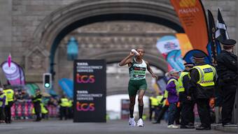 London Marathon: Sifan Hassan stages dramatic victory as Kelvin Kiptum wins in 2nd-fastest time