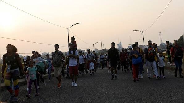 Thousands of migrants head for Mexico city, demand legal route to US