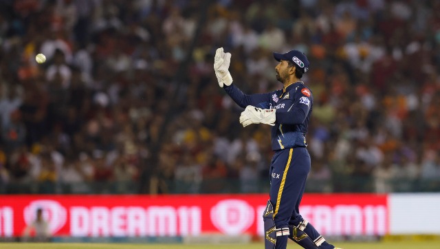 IPL 2023: Wriddhiman Saha does an 'MS Dhoni' with brilliant review, forces Hardik Pandya to go for DRS; Watch IPL 2023: Wriddhiman Saha does an 'MS Dhoni' with brilliant review, forces Hardik Pandya to go for DRS; Watch