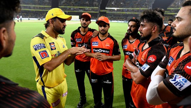 MS Dhoni gives masterclass to Sunrisers Hyderabad youngsters after CSK beat SRH in IPL 2023 MS Dhoni gives masterclass to Sunrisers Hyderabad youngsters after CSK beat SRH in IPL 2023