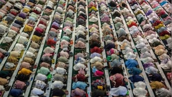 Palestinian man wins hearts by serving free food on Ramzan for past 10 years: WATCH