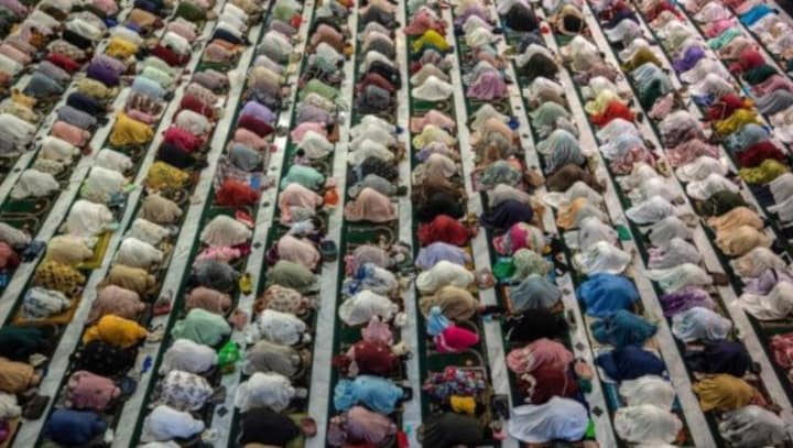 Palestinian man wins hearts by serving free food on Ramzan for past 10 years: WATCH