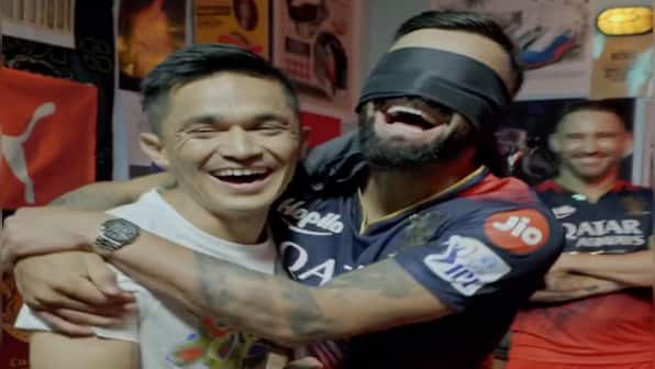 Virat Kohli aces blindfold challenge with Sunil Chhetri, RCB teammates; watch video