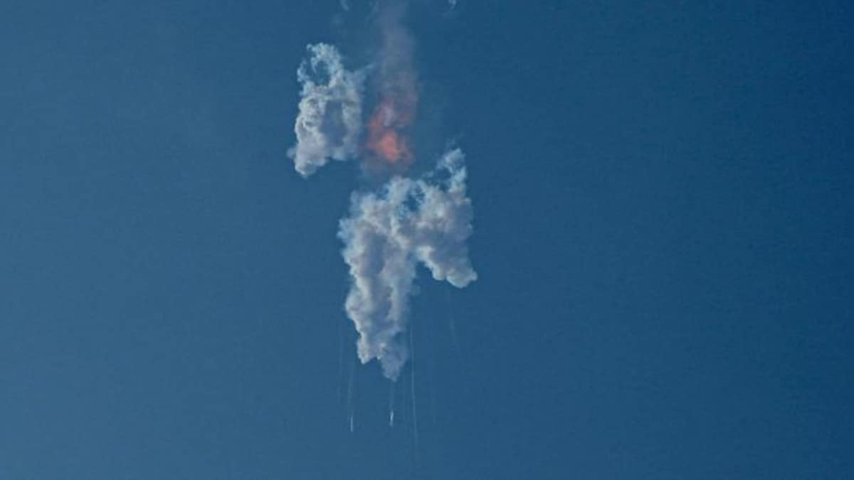 Massive SpaceX rocket explodes minutes after takeoff from Texas