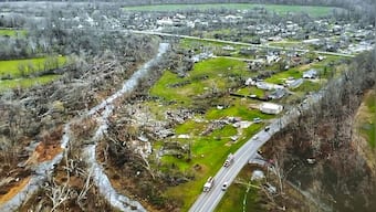 Large Missouri tornado causes widespread destruction, kills at least four