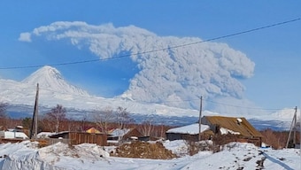 Russia warns airlines of danger from erupting volcano