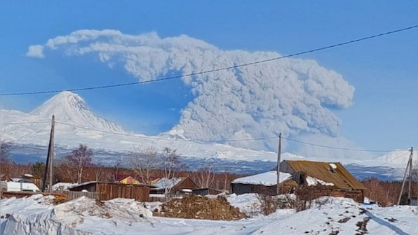 Russia warns airlines of danger from erupting volcano