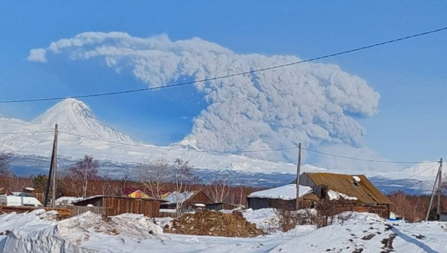 Russia warns airlines of danger from erupting volcano Russia warns airlines of danger from erupting volcano