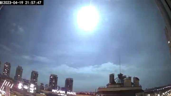 #WATCH: As Kyiv sky lights up, US says meteor, not UFO, not falling NASA satellite
