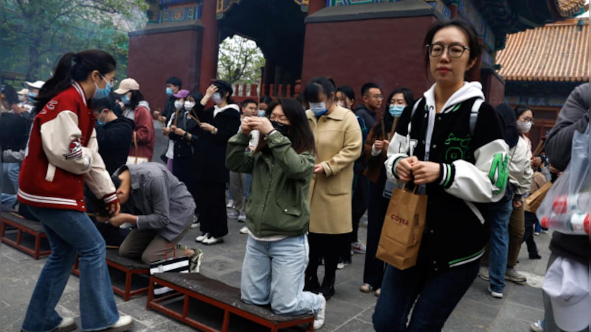 In God’s Hands: China youth sitting in temples praying for jobs, houses