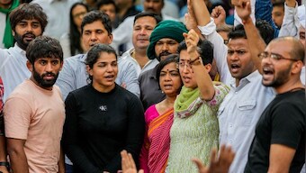 Wrestler's protest: Delhi Police has cut power supply at Jantar Mantar, alleges Bajrang Punia