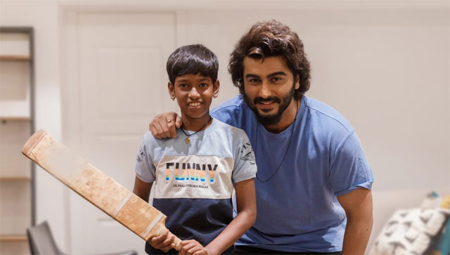 Arjun Kapoor comes forward to sponsor a promising girl cricketer's dream of playing for India Arjun Kapoor comes forward to sponsor a promising girl cricketer's dream of playing for India
