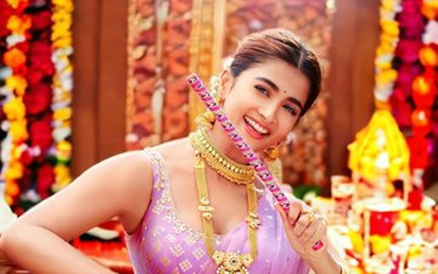 Pooja Hegde is all grace personified in the Bathukama song from Kisi Ka Bhai Kisi Ka Jaan Pooja Hegde is all grace personified in the Bathukama song from Kisi Ka Bhai Kisi Ka Jaan