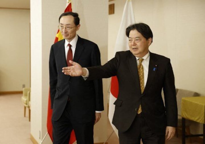 'Don't help a villain', China urges Japan not to back US tech restriction as the two nations hold talks