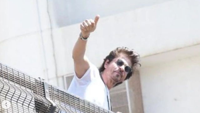 Watch: Shah Rukh Khan greets fans from his balcony on the occasion of Eid, creates hysteria Watch: Shah Rukh Khan greets fans from his balcony on the occasion of Eid, creates hysteria
