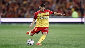 Ligue 1: Ten-man Lens put title pressure back on Paris Saint-Germain