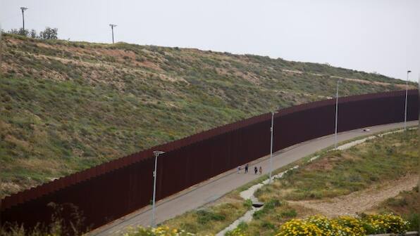 11 Mexican cops convicted for killing and burning 17 migrants near US border