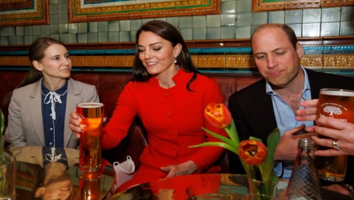 Say Cheers! Prince William and Kate's day out at London pub
