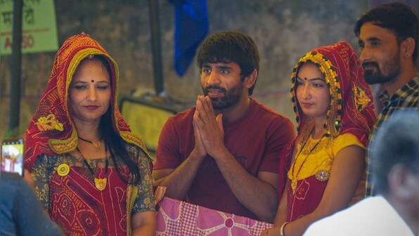 Wrestlers Protest: Bajrang Punia, Vinesh Phogat hit the mat for first time in 15 days