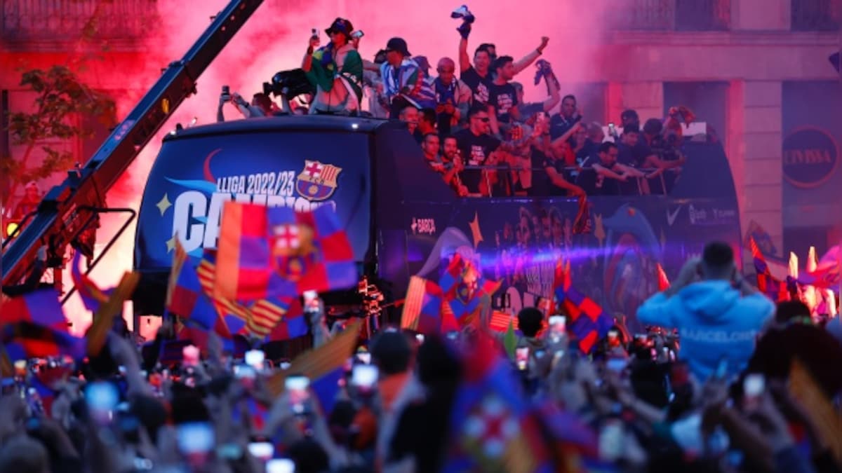 Watch video: Barcelona fans celebrate league titles with players in parade