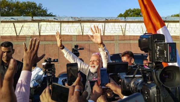 Indians should not suffer from "slave mentality", says PM Modi
