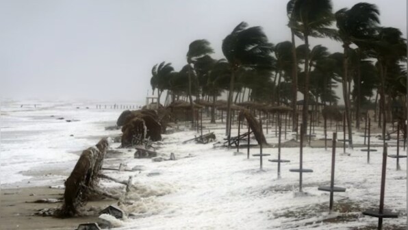 Thousands flee as Cyclone Mocha heads towards Bangladesh, Myanmar