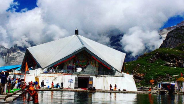 Nearly 8-feet of snow at Hemkund Sahib prompts travel ban on children, elders above 60 Nearly 8-feet of snow at Hemkund Sahib prompts travel ban on children, elders above 60