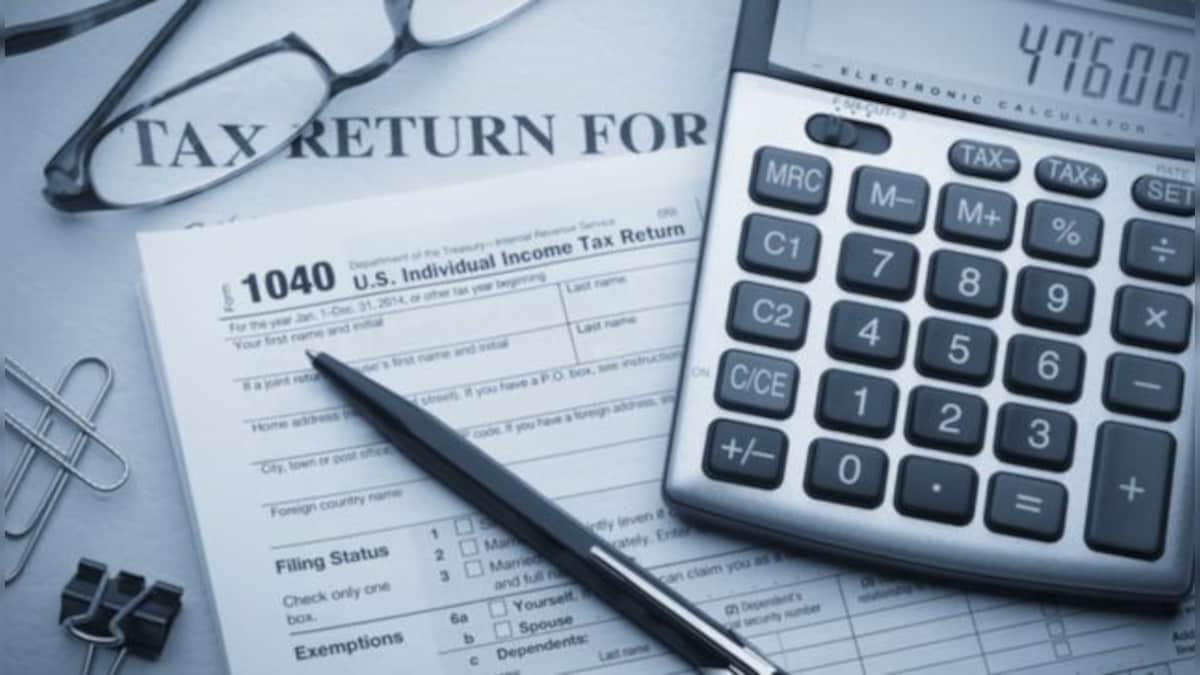 Income Tax Return Filing: Should you file your returns online or offline?