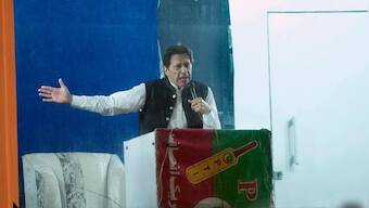 Pakistan: Imran Khan advised 10 days of "complete rest" for injured leg