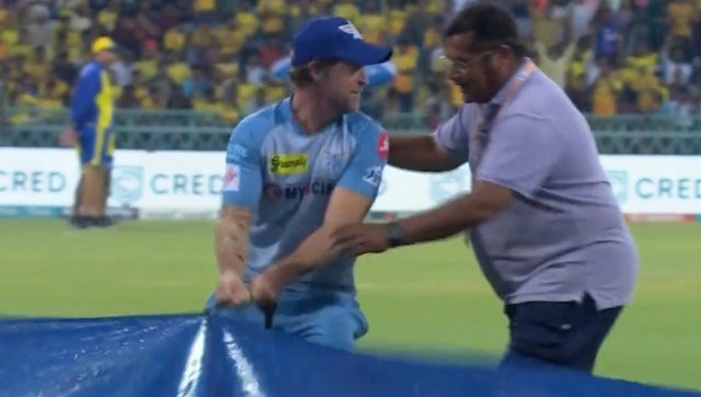 Watch: Jonty Rhodes helps ground staff bring covers out in heartwarming moment during LSG-CSK clash Watch: Jonty Rhodes helps ground staff bring covers out in heartwarming moment during LSG-CSK clash