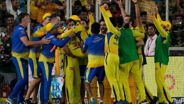 Watch: MS Dhoni gets emotional, lifts Ravindra Jadeja after CSK's 5th IPL title win
