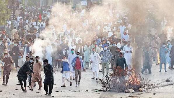 Pakistan economy braces for big jolt as Imran Khan confronts military