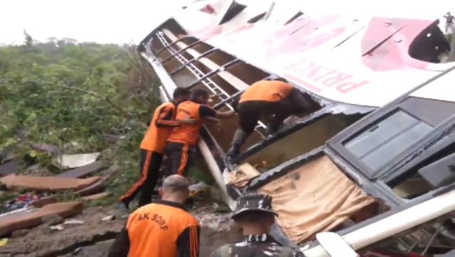 10 killed, 55 injured as bus carrying pilgrims to Vaishno Devi shrine falls into Jammu gorge 10 killed, 55 injured as bus carrying pilgrims to Vaishno Devi shrine falls into Jammu gorge