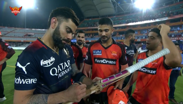 IPL 2023: Virat Kohli signs autographs for SRH youngsters after RCB's eight-wicket win; Watch video IPL 2023: Virat Kohli signs autographs for SRH youngsters after RCB's eight-wicket win; Watch video