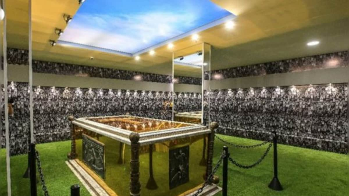 Pele's gilded, turf-lined tomb opens to public in Brazil