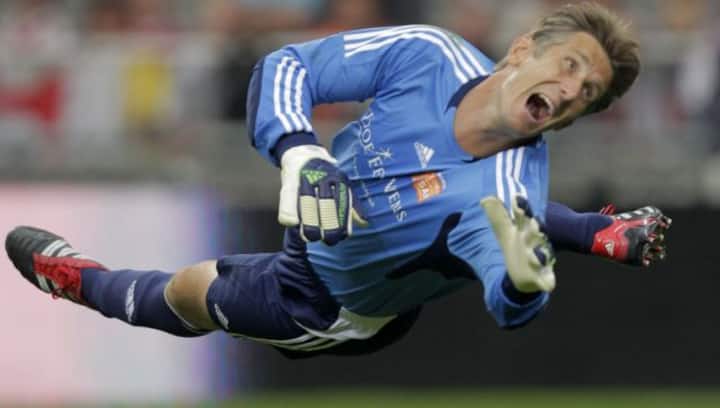 Edwin van der Sar to quit as Ajax chief after 'tough period